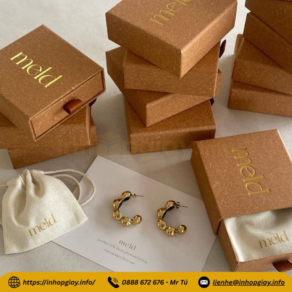 Hộp trang sức in logo nên được lót nhung hoặc có khay để bảo vệ sản phẩm