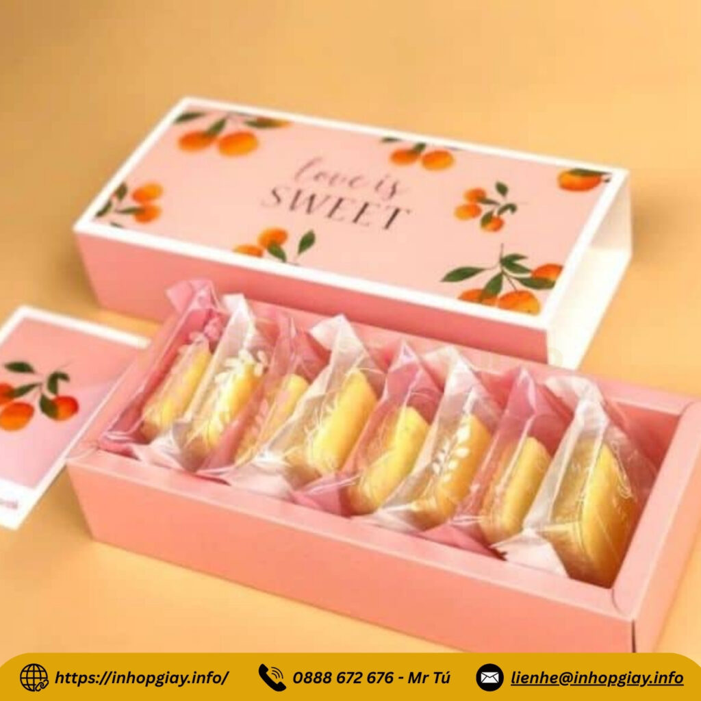 Hộp đựng bánh có ngăn in logo Love is Sweet