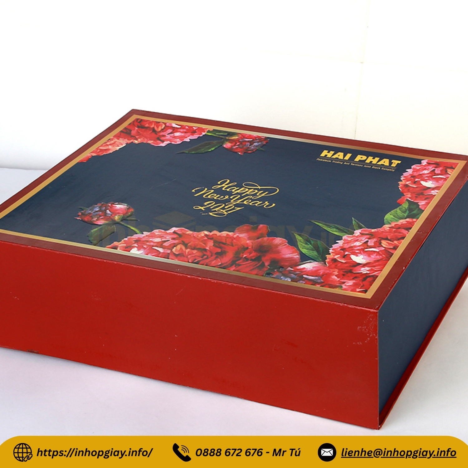 Chất liệu giấy bồi carton cứng phù hợp với mẫu hộp cao cấp làm quà tặng